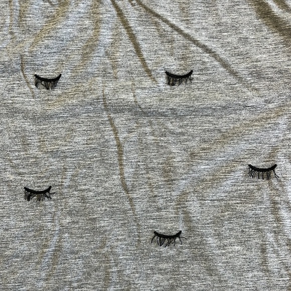 💘 CURRENT AIR - LASHIE EYELASH EMBROIDERED GRAPHIC GRAY KNIT TEE SHIRT - Picture 4 of 4